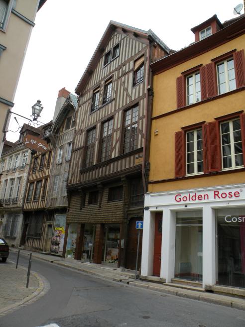  immeuble à pans de bois, Rue Theillard de Chardin 